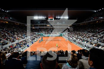 2022-05-31 - General view (overview illustration, atmosphere with the crowd, audience, public) of the Philippe Chatrier central clay court with Novak Djokovic playing against Rafael Nadal during a night session of the French Open, Grand Slam tennis tournament on May 31, 2022 at Roland-Garros stadium in Paris, France - TENNIS - ROLAND GARROS 2022 - WEEK 2 - INTERNATIONALS - TENNIS