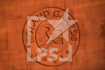 2022-06-01 - Atmosphere (illustration) with the official logo of Roland-Garros during the French Open, Grand Slam tennis tournament on May 31, 2022 at Roland-Garros stadium in Paris, France - TENNIS - ROLAND GARROS 2022 - WEEK 2 - INTERNATIONALS - TENNIS
