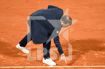 2022-06-01 - The chair umpire points to the track of the ball on the clay court during the French Open semifinal, Grand Slam tennis tournament on May 31, 2022 at Roland-Garros stadium in Paris, France - TENNIS - ROLAND GARROS 2022 - WEEK 2 - INTERNATIONALS - TENNIS