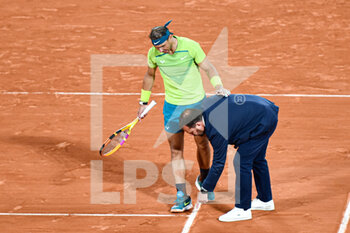 2022-06-01 - Rafael Nadal of Spain and the chair umpire during the French Open semifinal against Novak Djokovic, Grand Slam tennis tournament on May 31, 2022 at Roland-Garros stadium in Paris, France - TENNIS - ROLAND GARROS 2022 - WEEK 2 - INTERNATIONALS - TENNIS