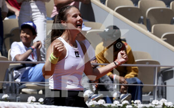 2022-06-01 - Daria Kasatkina of Russia celebrates her victory during day 11 of Roland-Garros 2022, French Open 2022, second Grand Slam tennis tournament of the season on June 1, 2022 at Roland-Garros stadium in Paris, France - TENNIS - ROLAND GARROS 2022 - WEEK 2 - INTERNATIONALS - TENNIS