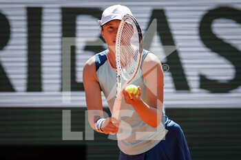 2022-06-01 - Iga SWIATEK of Poland during the Day eleven of Roland-Garros 2022, French Open 2022, Grand Slam tennis tournament on June 01, 2022 at Roland-Garros stadium in Paris, France - TENNIS - ROLAND GARROS 2022 - WEEK 2 - INTERNATIONALS - TENNIS