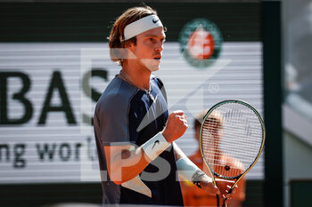 2022-06-01 - Andrey RUBLEV of Russia celebrates his point during the Day eleven of Roland-Garros 2022, French Open 2022, Grand Slam tennis tournament on June 01, 2022 at Roland-Garros stadium in Paris, France - TENNIS - ROLAND GARROS 2022 - WEEK 2 - INTERNATIONALS - TENNIS
