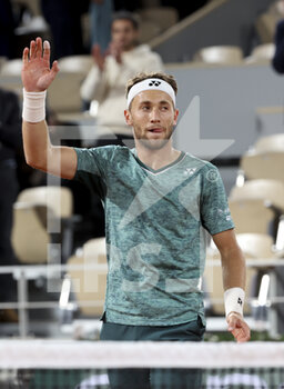 2022-06-01 - Casper Ruud of Norway celebrates his victory during day 11 of Roland-Garros 2022, French Open 2022, second Grand Slam tennis tournament of the season on June 1, 2022 at Roland-Garros stadium in Paris, France - TENNIS - ROLAND GARROS 2022 - WEEK 2 - INTERNATIONALS - TENNIS