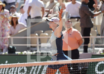 2022-06-02 - Iga Swiatek of Poland celebrates her semi-final victory during day 12 of Roland-Garros 2022, French Open 2022, second Grand Slam tennis tournament of the season on June 2, 2022 at Roland-Garros stadium in Paris, France - TENNIS - ROLAND GARROS 2022 - WEEK 2 - INTERNATIONALS - TENNIS
