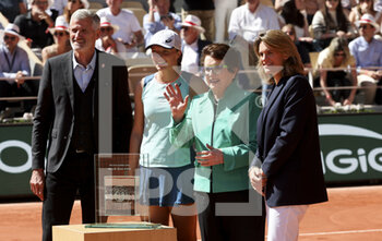 2022-06-02 - Billie Jean King - surrounded by Gilles Moretton, President of the French Tennis Federation FFT, Iga Swiatek of Poland, Amelie Mauresmo, Director of Roland-Garros - is honored on Center Court during day 12 of Roland-Garros 2022, French Open 2022, second Grand Slam tennis tournament of the season on June 2, 2022 at Roland-Garros stadium in Paris, France - TENNIS - ROLAND GARROS 2022 - WEEK 2 - INTERNATIONALS - TENNIS