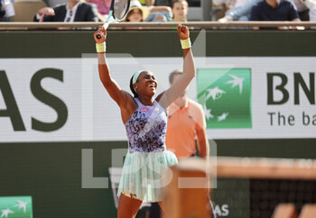 2022-06-02 - Coco Gauff of USA celebrates her semi-final victory during day 12 of Roland-Garros 2022, French Open 2022, second Grand Slam tennis tournament of the season on June 2, 2022 at Roland-Garros stadium in Paris, France - TENNIS - ROLAND GARROS 2022 - WEEK 2 - INTERNATIONALS - TENNIS