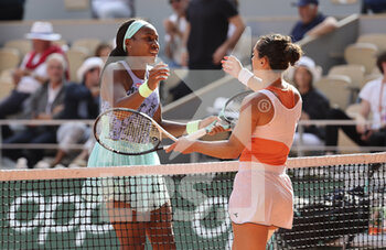 2022-06-02 - Coco Gauff of USA shakes hands with Martina Trevisan of Italy after her victory during day 12 of Roland-Garros 2022, French Open 2022, second Grand Slam tennis tournament of the season on June 2, 2022 at Roland-Garros stadium in Paris, France - TENNIS - ROLAND GARROS 2022 - WEEK 2 - INTERNATIONALS - TENNIS