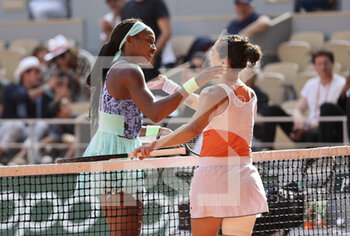 2022-06-02 - Coco Gauff of USA shakes hands with Martina Trevisan of Italy after her victory during day 12 of Roland-Garros 2022, French Open 2022, second Grand Slam tennis tournament of the season on June 2, 2022 at Roland-Garros stadium in Paris, France - TENNIS - ROLAND GARROS 2022 - WEEK 2 - INTERNATIONALS - TENNIS