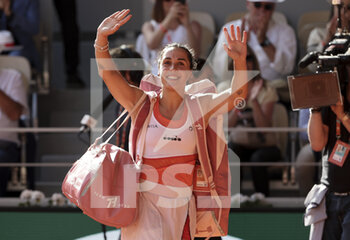 2022-06-02 - Martina Trevisan of Italy salutes the fans while leaving the court after her defeat during day 12 of Roland-Garros 2022, French Open 2022, second Grand Slam tennis tournament of the season on June 2, 2022 at Roland-Garros stadium in Paris, France - TENNIS - ROLAND GARROS 2022 - WEEK 2 - INTERNATIONALS - TENNIS
