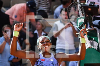2022-06-02 - Coco GAUFF of United States celebrates his victory during the Day twelve of Roland-Garros 2022, French Open 2022, Grand Slam tennis tournament on June 02, 2022 at Roland-Garros stadium in Paris, France - TENNIS - ROLAND GARROS 2022 - WEEK 2 - INTERNATIONALS - TENNIS