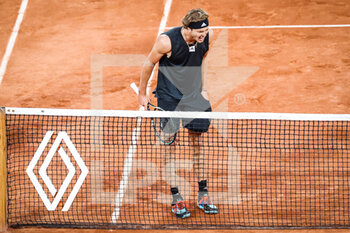 2022-06-03 - Alexander ZVEREV of Germany looks dejected during the Day thirteen of Roland-Garros 2022, French Open 2022, Grand Slam tennis tournament on June 03, 2022 at Roland-Garros stadium in Paris, France - TENNIS - ROLAND GARROS 2022 - WEEK 2 - INTERNATIONALS - TENNIS