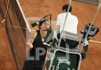 2022-06-03 - Alexander Zverev of Germany argues with the chair umpire during day 13 of Roland-Garros 2022, French Open 2022, second Grand Slam tennis tournament of the season on June 2, 2022 at Roland-Garros stadium in Paris, France - TENNIS - ROLAND GARROS 2022 - WEEK 2 - INTERNATIONALS - TENNIS
