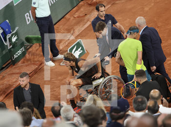2022-06-03 - Alexander Zverev of Germany is wheeled off after suffering a severe injury on his right ankle while Rafael Nadal of Spain looks on during their semifinal on day 13 of Roland-Garros 2022, French Open 2022, second Grand Slam tennis tournament of the season on June 2, 2022 at Roland-Garros stadium in Paris, France - TENNIS - ROLAND GARROS 2022 - WEEK 2 - INTERNATIONALS - TENNIS