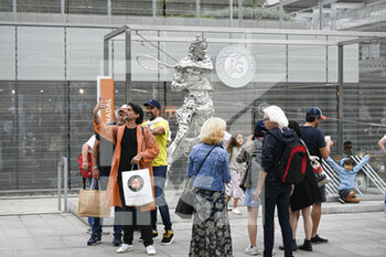 2022-06-03 - Near the Philippe Chatrier court and the new Grand Public entrance, the new statue of tennis player Rafael Nadal. Work of the artist Jordi Diez Fernandez. Illustration during the French Open, Grand Slam tennis tournament on June 3, 2022 at Roland-Garros stadium in Paris, France - TENNIS - ROLAND GARROS 2022 - WEEK 2 - INTERNATIONALS - TENNIS