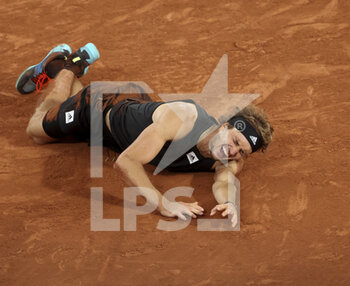2022-06-03 - Alexander Zverev of Germany lies down with a severe injury on his right ankle during his semifinal against Rafael Nadal of Spain on day 13 of Roland-Garros 2022, French Open 2022, second Grand Slam tennis tournament of the season on June 2, 2022 at Roland-Garros stadium in Paris, France - TENNIS - ROLAND GARROS 2022 - WEEK 2 - INTERNATIONALS - TENNIS