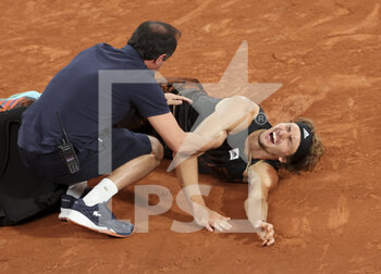 2022-06-03 - Alexander Zverev of Germany lies down with a severe injury on his right ankle during his semifinal against Rafael Nadal of Spain on day 13 of Roland-Garros 2022, French Open 2022, second Grand Slam tennis tournament of the season on June 2, 2022 at Roland-Garros stadium in Paris, France - TENNIS - ROLAND GARROS 2022 - WEEK 2 - INTERNATIONALS - TENNIS