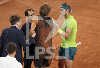2022-06-03 - Alexander Zverev of Germany suffers a severe injury on his right ankle while Rafael Nadal of Spain supports him during their semifinal on day 13 of Roland-Garros 2022, French Open 2022, second Grand Slam tennis tournament of the season on June 2, 2022 at Roland-Garros stadium in Paris, France - TENNIS - ROLAND GARROS 2022 - WEEK 2 - INTERNATIONALS - TENNIS