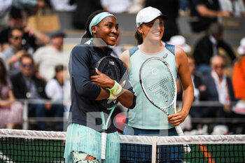 2022-06-04 - Iga SWIATEK of Poland with Coco GAUFF of United States during the Day fourteen of Roland-Garros 2022, French Open 2022, Grand Slam tennis tournament at the Roland-Garros stadium on June 04, 2022 in Paris, France. - TENNIS - ROLAND GARROS 2022 - WEEK 2 - INTERNATIONALS - TENNIS