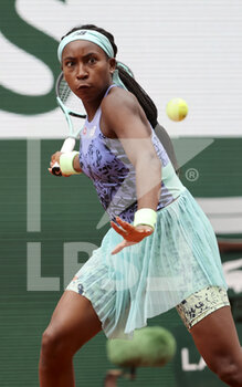 2022-06-04 - Coco Gauff of USA during the women's final against Iga Swiatek of Poland on day 14 of Roland-Garros 2022, French Open 2022, second Grand Slam tennis tournament of the season on June 4, 2022 at Roland-Garros stadium in Paris, France - TENNIS - ROLAND GARROS 2022 - WEEK 2 - INTERNATIONALS - TENNIS