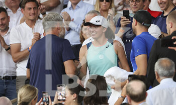 2022-06-04 - Iga Swiatek of Poland celebrates with her coach Tomasz Wiktorowski (left) and friends after winning the women's final against Coco Gauff of USA on day 14 of Roland-Garros 2022, French Open 2022, second Grand Slam tennis tournament of the season on June 4, 2022 at Roland-Garros stadium in Paris, France - TENNIS - ROLAND GARROS 2022 - WEEK 2 - INTERNATIONALS - TENNIS