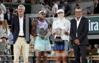 2022-06-04 - Gilles Moretton, President of the French Tennis Federation FFT, finalist Coco Gauff of USA, winner Iga Swiatek of Poland, trophy presenter Mats Wilander during the women's final trophy ceremony on day 14 of Roland-Garros 2022, French Open 2022, second Grand Slam tennis tournament of the season on June 4, 2022 at Roland-Garros stadium in Paris, France - TENNIS - ROLAND GARROS 2022 - WEEK 2 - INTERNATIONALS - TENNIS