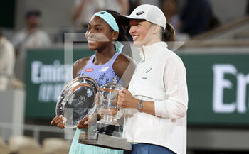 2022-06-04 - Winner Iga Swiatek of Poland, finalist Coco Gauff of USA (left) during the women's final trophy ceremony on day 14 of Roland-Garros 2022, French Open 2022, second Grand Slam tennis tournament of the season on June 4, 2022 at Roland-Garros stadium in Paris, France - TENNIS - ROLAND GARROS 2022 - WEEK 2 - INTERNATIONALS - TENNIS