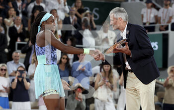2022-06-04 - FInalist Coco Gauff of USA, Gilles Moretton, President of the French Tennis Federation during the women's final trophy ceremony on day 14 of Roland-Garros 2022, French Open 2022, second Grand Slam tennis tournament of the season on June 4, 2022 at Roland-Garros stadium in Paris, France - TENNIS - ROLAND GARROS 2022 - WEEK 2 - INTERNATIONALS - TENNIS