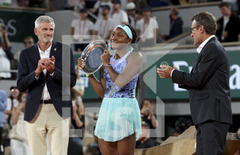 2022-06-04 - Finalist Coco Gauff of USA, Gilles Moretton, President of the French Tennis Federation, trophy presenter Mats Wilander during the women's final trophy ceremony on day 14 of Roland-Garros 2022, French Open 2022, second Grand Slam tennis tournament of the season on June 4, 2022 at Roland-Garros stadium in Paris, France - TENNIS - ROLAND GARROS 2022 - WEEK 2 - INTERNATIONALS - TENNIS