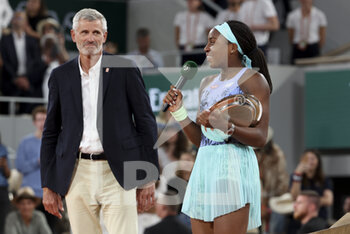 2022-06-04 - Finalist Coco Gauff of USA, Gilles Moretton, President of the French Tennis Federation (left) during the women's final trophy ceremony on day 14 of Roland-Garros 2022, French Open 2022, second Grand Slam tennis tournament of the season on June 4, 2022 at Roland-Garros stadium in Paris, France - TENNIS - ROLAND GARROS 2022 - WEEK 2 - INTERNATIONALS - TENNIS
