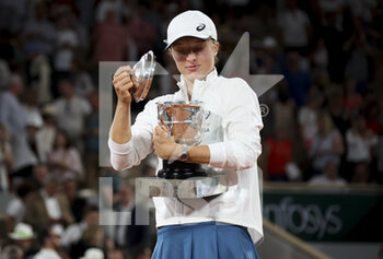 2022-06-04 - Winner Iga Swiatek of Poland celebrates during the women's final trophy ceremony on day 14 of Roland-Garros 2022, French Open 2022, second Grand Slam tennis tournament of the season on June 4, 2022 at Roland-Garros stadium in Paris, France - TENNIS - ROLAND GARROS 2022 - WEEK 2 - INTERNATIONALS - TENNIS