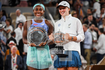 2022-06-04 - Coco GAUFF of United States with Iga SWIATEK of Poland during the Day fourteen of Roland-Garros 2022, French Open 2022, Grand Slam tennis tournament on June 04, 2022 at Roland-Garros stadium in Paris, France - TENNIS - ROLAND GARROS 2022 - WEEK 2 - INTERNATIONALS - TENNIS