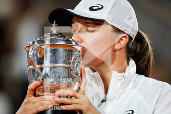 2022-06-04 - Iga SWIATEK of Poland celebrates his victory with the trophy during the Day fourteen of Roland-Garros 2022, French Open 2022, Grand Slam tennis tournament on June 04, 2022 at Roland-Garros stadium in Paris, France - TENNIS - ROLAND GARROS 2022 - WEEK 2 - INTERNATIONALS - TENNIS