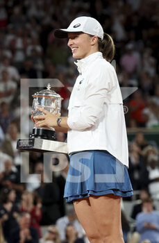 2022-06-04 - Winner Iga Swiatek of Poland celebrates during the women's final trophy ceremony on day 14 of Roland-Garros 2022, French Open 2022, second Grand Slam tennis tournament of the season on June 4, 2022 at Roland-Garros stadium in Paris, France - TENNIS - ROLAND GARROS 2022 - WEEK 2 - INTERNATIONALS - TENNIS