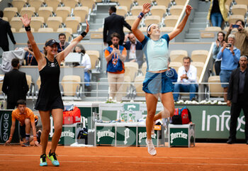 2022-06-05 - Kristina Mladenovic of France & Caroline Garcia of France celebrate winning the doubles final of the Roland-Garros 2022, Grand Slam tennis tournament on June 5, 2022 at Roland-Garros stadium in Paris, France - TENNIS - ROLAND GARROS 2022 - WEEK 2 - INTERNATIONALS - TENNIS