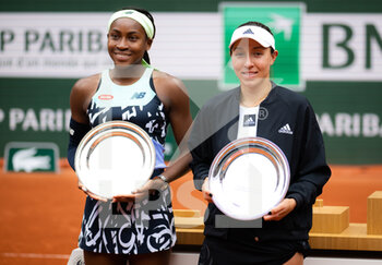 2022-06-05 - Jessica Pegula of the United States & Cori Gauff of the United States pose with their runner up trophies after the doubles final of the Roland-Garros 2022, Grand Slam tennis tournament on June 5, 2022 at Roland-Garros stadium in Paris, France - TENNIS - ROLAND GARROS 2022 - WEEK 2 - INTERNATIONALS - TENNIS