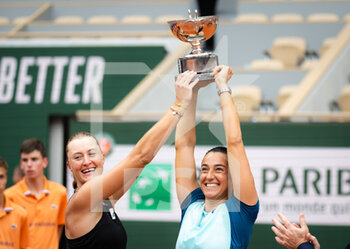 2022-06-05 - Kristina Mladenovic of France & Caroline Garcia of France pose with the champions trophy after winning the doubles final of the Roland-Garros 2022, Grand Slam tennis tournament on June 5, 2022 at Roland-Garros stadium in Paris, France - TENNIS - ROLAND GARROS 2022 - WEEK 2 - INTERNATIONALS - TENNIS