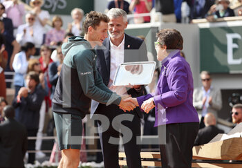 2022-06-05 - Finalist Casper Ruud of Norway, Gilles Moretton, President of the French Tennis Federation Billie Jean King during the trophy ceremony of the men's final during day 15 of Roland-Garros 2022, French Open 2022, second Grand Slam tennis tournament of the season on June 5, 2022 at Roland-Garros stadium in Paris, France - TENNIS - ROLAND GARROS 2022 - WEEK 2 - INTERNATIONALS - TENNIS