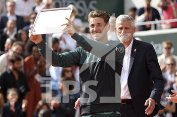 2022-06-05 - Finalist Casper Ruud of Norway, Gilles Moretton, President of the French Tennis Federation during the trophy ceremony of the men's final during day 15 of Roland-Garros 2022, French Open 2022, second Grand Slam tennis tournament of the season on June 5, 2022 at Roland-Garros stadium in Paris, France - TENNIS - ROLAND GARROS 2022 - WEEK 2 - INTERNATIONALS - TENNIS