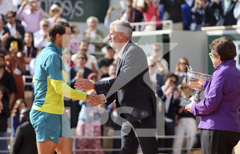 2022-06-05 - Winner Rafael Nadal of Spain, Gilles Moretton, President of the French Tennis Federation, Billie Jean King during the trophy ceremony of the men's final during day 15 of Roland-Garros 2022, French Open 2022, second Grand Slam tennis tournament of the season on June 5, 2022 at Roland-Garros stadium in Paris, France - TENNIS - ROLAND GARROS 2022 - WEEK 2 - INTERNATIONALS - TENNIS