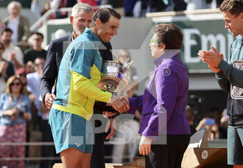 2022-06-05 - Winner Rafael Nadal of Spain, Billie Jean King during the trophy ceremony of the men's final during day 15 of Roland-Garros 2022, French Open 2022, second Grand Slam tennis tournament of the season on June 5, 2022 at Roland-Garros stadium in Paris, France - TENNIS - ROLAND GARROS 2022 - WEEK 2 - INTERNATIONALS - TENNIS
