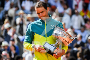 2022-06-05 - Rafael NADAL of Spain celebrates his victory with the trophy during the Day fifteen of Roland-Garros 2022, French Open 2022, Grand Slam tennis tournament on June 05, 2022 at Roland-Garros stadium in Paris, France - TENNIS - ROLAND GARROS 2022 - WEEK 2 - INTERNATIONALS - TENNIS