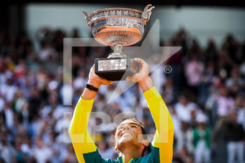 2022-06-05 - Rafael NADAL of Spain celebrates his victory with the trophy during the Day fifteen of Roland-Garros 2022, French Open 2022, Grand Slam tennis tournament on June 05, 2022 at Roland-Garros stadium in Paris, France - TENNIS - ROLAND GARROS 2022 - WEEK 2 - INTERNATIONALS - TENNIS