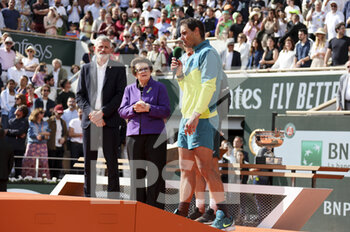 2022-06-05 - Winner Rafael Nadal of Spain, left Gilles Moretton, President of the French Tennis Federation, Billie Jean King during the trophy ceremony of the men's final during day 15 of Roland-Garros 2022, French Open 2022, second Grand Slam tennis tournament of the season on June 5, 2022 at Roland-Garros stadium in Paris, France - TENNIS - ROLAND GARROS 2022 - WEEK 2 - INTERNATIONALS - TENNIS