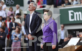 2022-06-05 - Gilles Moretton, President of the French Tennis Federation, Billie Jean King during the trophy ceremony of the men's final during day 15 of Roland-Garros 2022, French Open 2022, second Grand Slam tennis tournament of the season on June 5, 2022 at Roland-Garros stadium in Paris, France - TENNIS - ROLAND GARROS 2022 - WEEK 2 - INTERNATIONALS - TENNIS