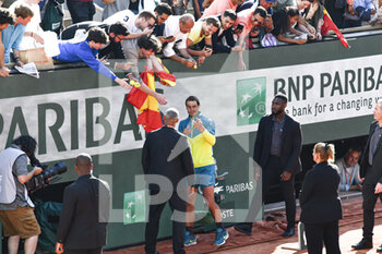 2022-06-05 - Rafael "Rafa" Nadal of Spain sign autographs and take pictures with his fans (supporters) after the French Open final against Casper Ruud, Grand Slam tennis tournament on June 5, 2022 at Roland-Garros stadium in Paris, France - TENNIS - ROLAND GARROS 2022 - WEEK 2 - INTERNATIONALS - TENNIS