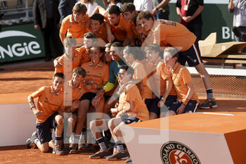 2022-06-05 - Rafael Nadal of Spain poses with the ball boys following the men's final during day 15 of Roland-Garros 2022, French Open 2022, second Grand Slam tennis tournament of the season on June 5, 2022 at Roland-Garros stadium in Paris, France - TENNIS - ROLAND GARROS 2022 - WEEK 2 - INTERNATIONALS - TENNIS