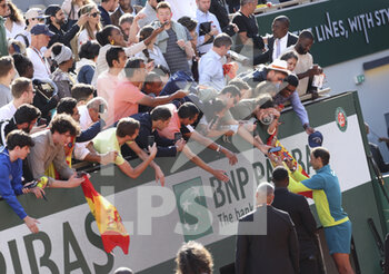 2022-06-05 - Rafael Nadal of Spain signs autographs to fans following the men's final on day 15 of Roland-Garros 2022, French Open 2022, second Grand Slam tennis tournament of the season on June 5, 2022 at Roland-Garros stadium in Paris, France - TENNIS - ROLAND GARROS 2022 - WEEK 2 - INTERNATIONALS - TENNIS