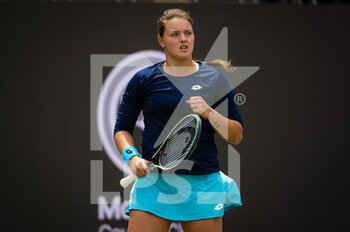 2022-06-14 - Jule Niemeier of Germany in action against Belinda Bencic of Switzerland during the first round of the 2022 bett1Open WTA 500 tennis tournament on June 14, 2022 at Rot-Weiss Tennis Club in Berlin, Germany - TENNIS - WTA - 2022 BETT1OPEN - INTERNATIONALS - TENNIS