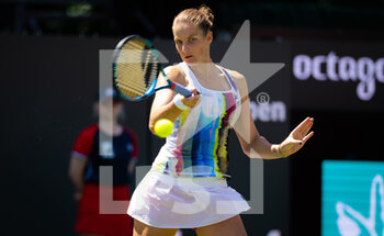2022-06-15 - Karolina Pliskova of the Czech Republic in action against Bianca Andreescu of Canada during the second round of the 2022 bett1Open WTA 500 tennis tournament on June 15, 2022 at Rot-Weiss Tennis Club in Berlin, Germany - TENNIS - WTA - 2022 BETT1OPEN - INTERNATIONALS - TENNIS